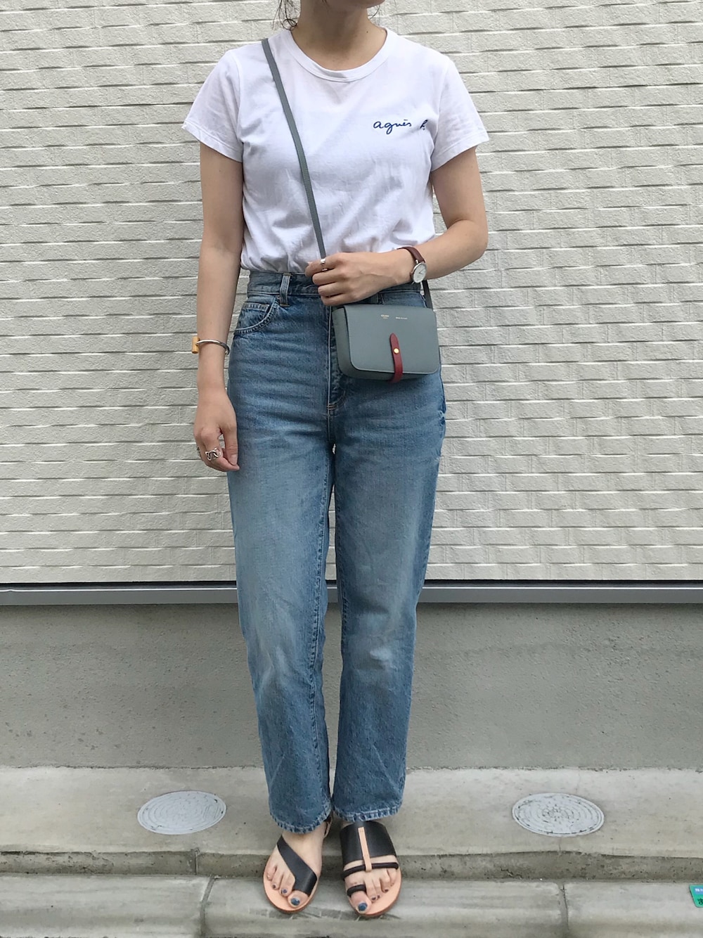 「ハイウエストパンツ、神デニム、ストレートデニム、セリーヌ、アニエスベー、ロゴT、白Tシャツ、デニムパンツ、子連れファッション、大人カジュアル」｜「GUのアイテム（デニムパンツ、ブルー系）」を使った、maaさん（レディース・165cm）の夏コーディネートの1枚目の写真