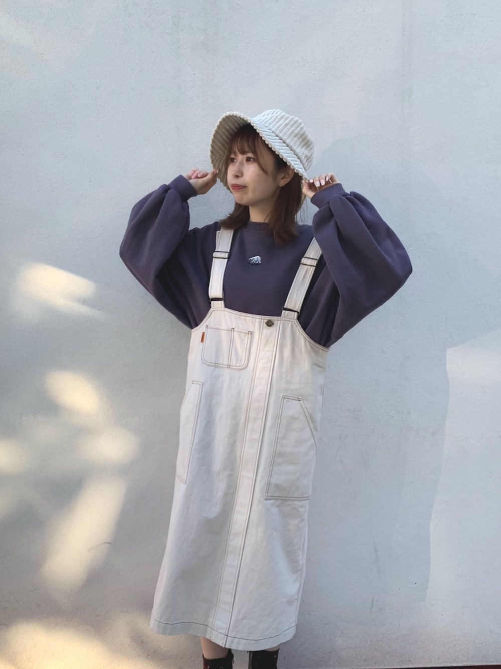 「スウェット、カジュアル、ホワイト、刺繍、ジャンスカ、パープル、179/WG、カジュアルコーデ」｜「179/WGのシロクマ刺繍裏起毛スウェット（スウェット、パープル系）」を使った、megumiさん（レディース・158cm）の冬コーディネートの1枚目の写真