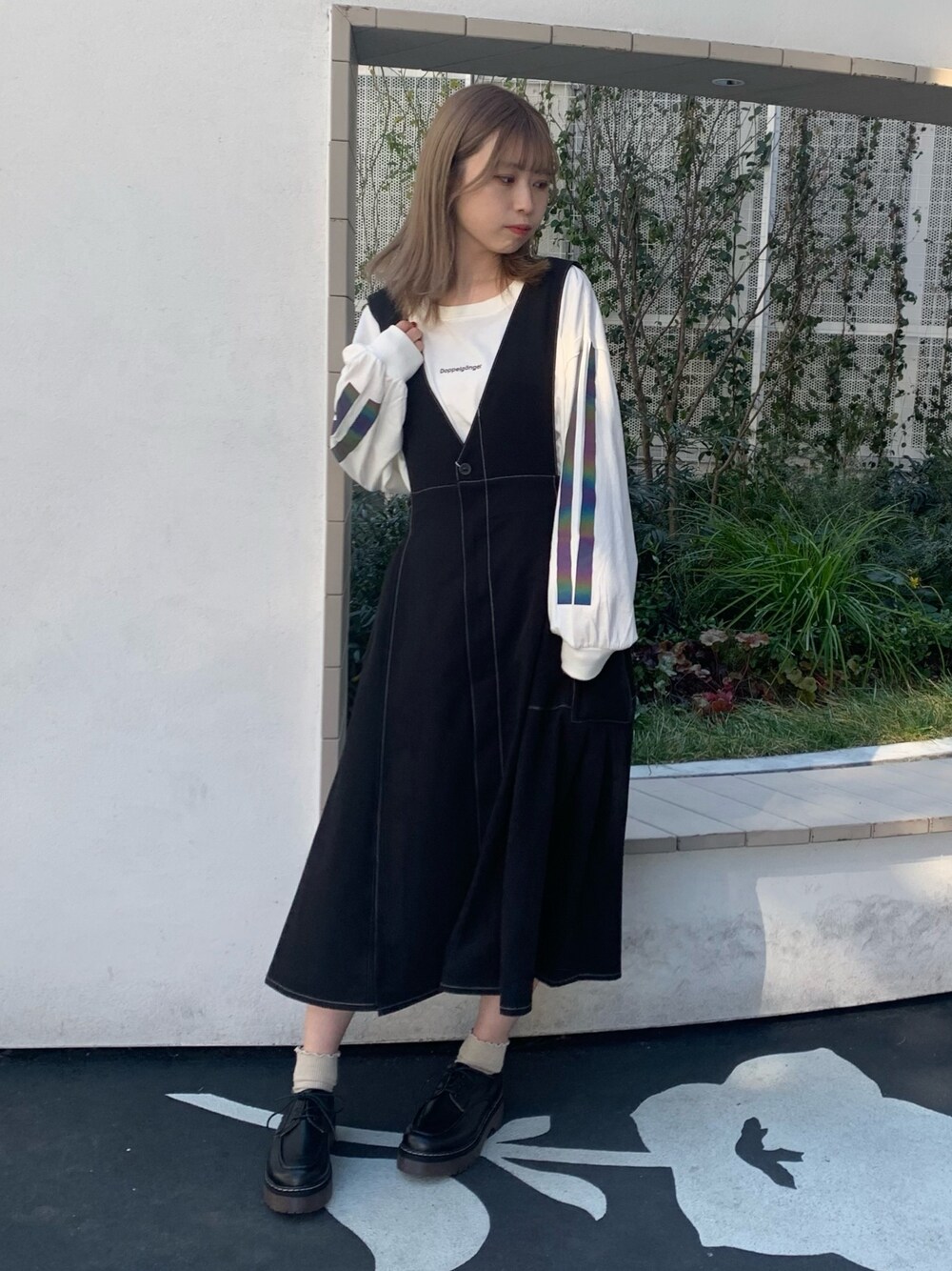 「ワンピース、ロゴT、Tシャツ、179/WG、春コーデ、カジュアルコーデ、ゆるコーデ」｜「179/WGの袖ラインプリントロングスリーブTシャツ（Tシャツ/カットソー、ホワイト系）」を使った、megumiさん（レディース・158cm）の春コーディネートの1枚目の写真