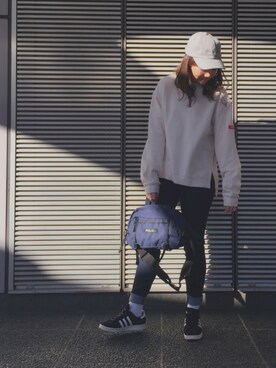 「アイテム（ボディバッグ/ウエストポーチ、ブルー系）」を使った、佐藤 麻理さん（レディース・163cm）の冬コーディネート