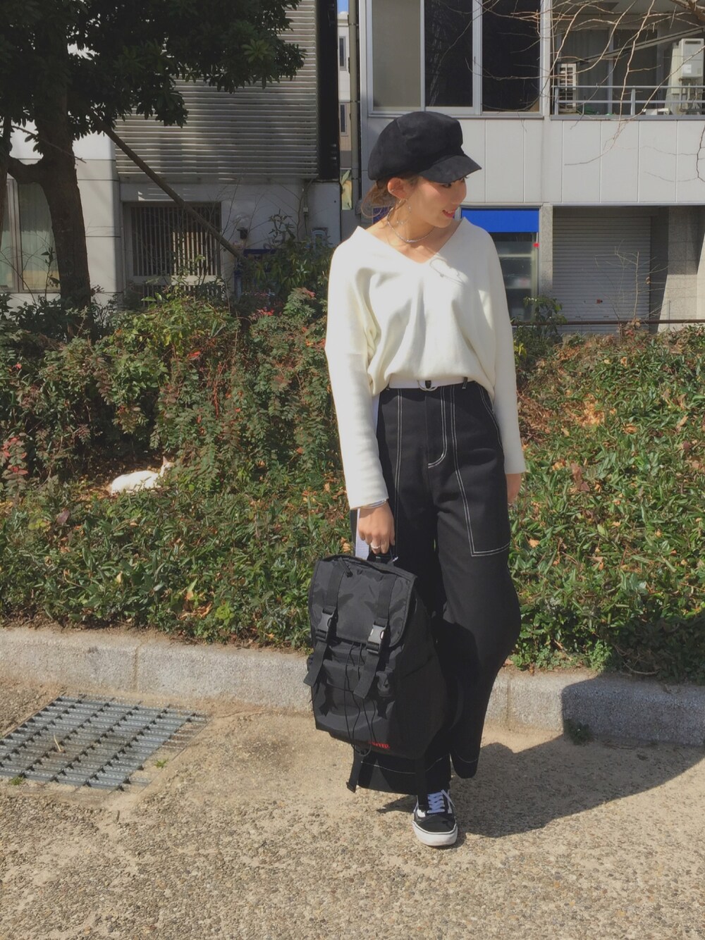「シンプルコーデ、ワイドパンツ、ootd、大人カジュアル、ハイウエスト、キャスケット、VANS、ニット、Vネック、バックパック」｜「MILKFED.のアイテム（トップス、ホワイト系）」を使った、佐藤 麻理さん（レディース・163cm）の冬コーディネートの1枚目の写真