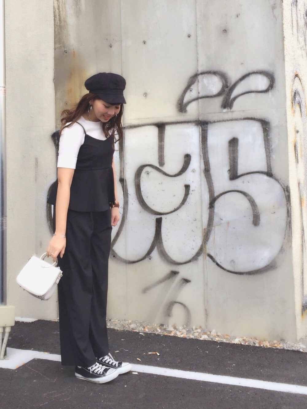 「大人カジュアル、セットアップ、ぺプラムトップス、ワイドパンツ、上下セット、キャミソール、キャミ×Tシャツ、キャスケット、シンプル、シンプルコーデ」｜「MILKFED.のアイテム（オールインワン・サロペット、ブラック系）」を使った、佐藤 麻理さん（レディース・163cm）の春コーディネートの1枚目の写真