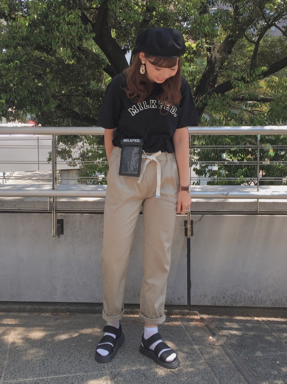 「シンプル、夏、オトナカジュアル、フェススタイル、スマホケース、海、マーチン、Tシャツ、ベレー帽、リラックススタイル」｜「MILKFED.のRELAX PANT（その他パンツ、ベージュ系）」を使った、佐藤 麻理さん（レディース・163cm）の春コーディネートの1枚目の写真