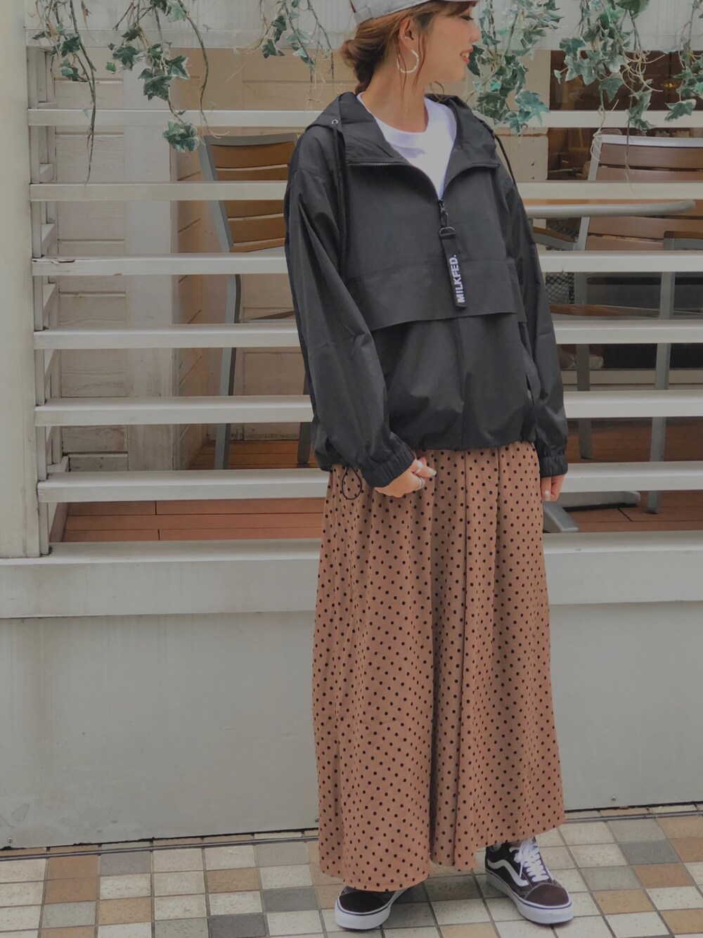 ブラック系のナイロンジャケット、ベージュ系のつなぎ/オールインワン、グレー系のキャップを着用したレディースの夏コーディネートの1枚目の写真