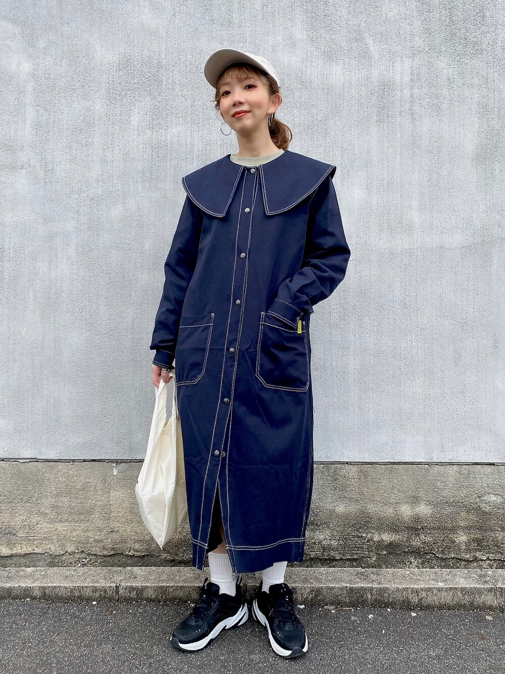「大人カジュアル、オトナ女子、おしゃれさんと繋がりたい、プチプラ、スニーカーコーデ、カジュアル、キレイめ、トートバッグ、襟付きトップス、ワンピース」｜「MILKFED.のBIG COLLAR COAT（ブルゾン、ブルー系）」を使った、佐藤 麻理さん（レディース・164cm）の冬コーディネートの1枚目の写真