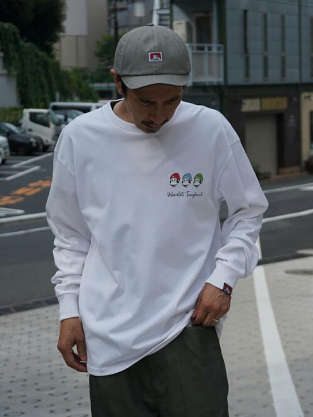 「キャップ、ロンT、ベンデイビス、bendavis、秋コーデ、秋冬ファッション、キャップコーデ、ロンTコーデ」｜「BEN DAVISの《BEN DAVIS》PRINT LONG SLEEVE-triple icon（Tシャツ/カットソー、ホワイト系）」を使った、BENCH AT THE GREENEさん（メンズ・175cm）の秋コーディネートの1枚目の写真
