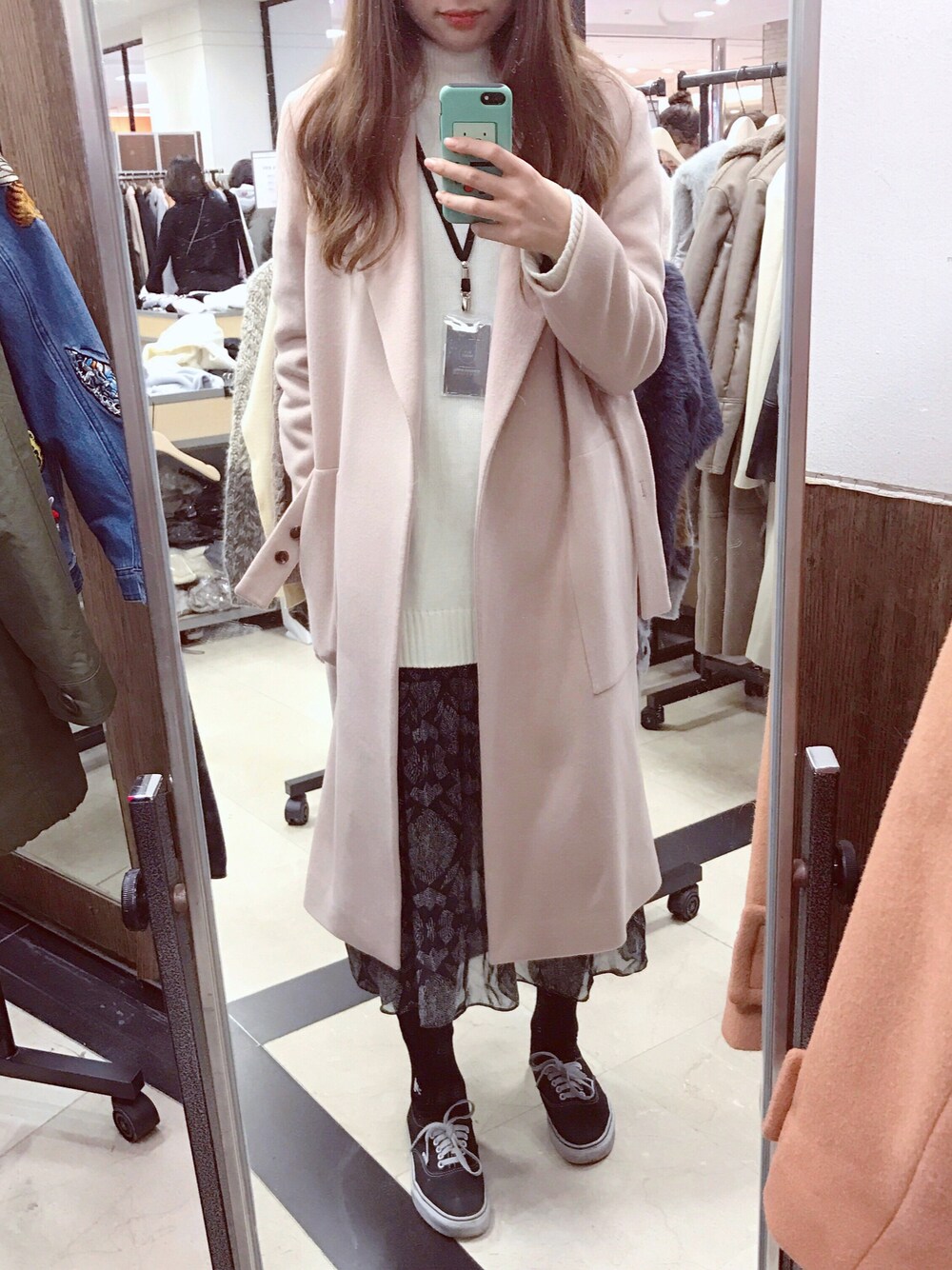 「ootd、onepiece、coat、코트、원피스、데일리룩、daily look」｜「VANSのアイテム（スニーカー、ブラック系）」を使った、ソヒさん（レディース・169cm）の冬コーディネートの1枚目の写真