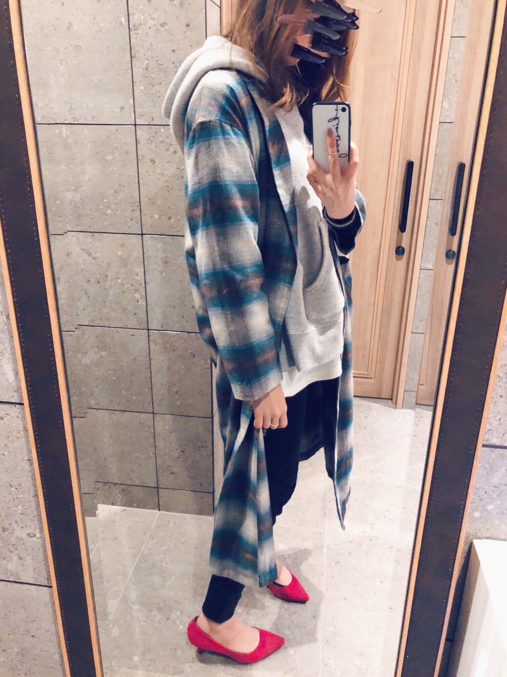 「カジュアルコーデ、秋冬コーデ、冬コーデ、オトナカジュアル、ootd、VANS、ラフ、ラクチンコーデ、GU、黒スキニー」｜「Ungridのスリットワイドパーカー（パーカー、グレー系）」を使った、moka'sさん（レディース・166cm）の冬コーディネートの1枚目の写真