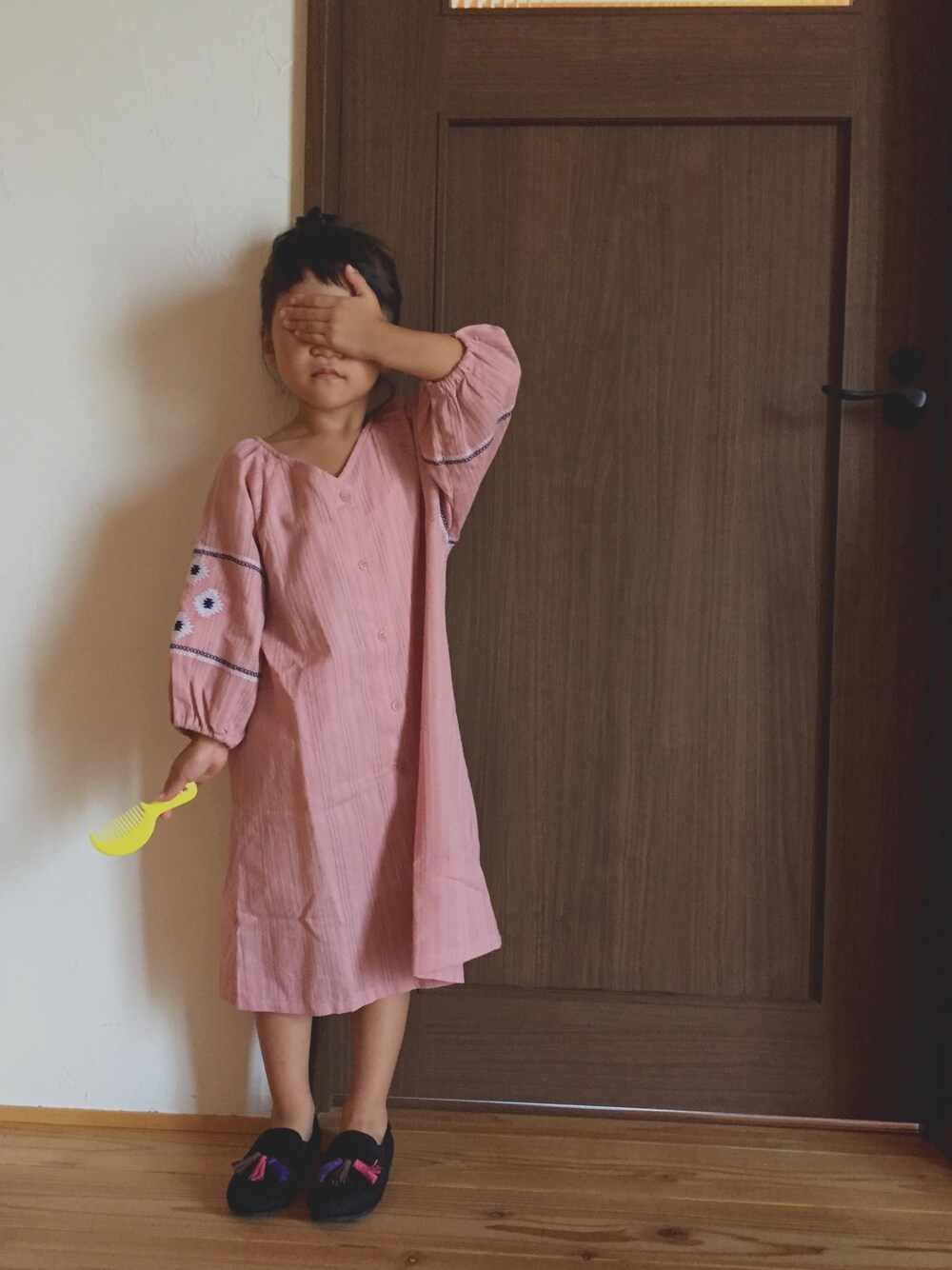 「5歳、ワンピース、ナチュラル、プチプラ、キッズファッション、ピンク、女の子、シンプル」｜「green label relaxingの【キッズ】 FC GLR ソデシシュウ ワンピース（ワンピース、ピンク系）」を使った、エマリさん（キッズ・110cm）の夏コーディネートの1枚目の写真