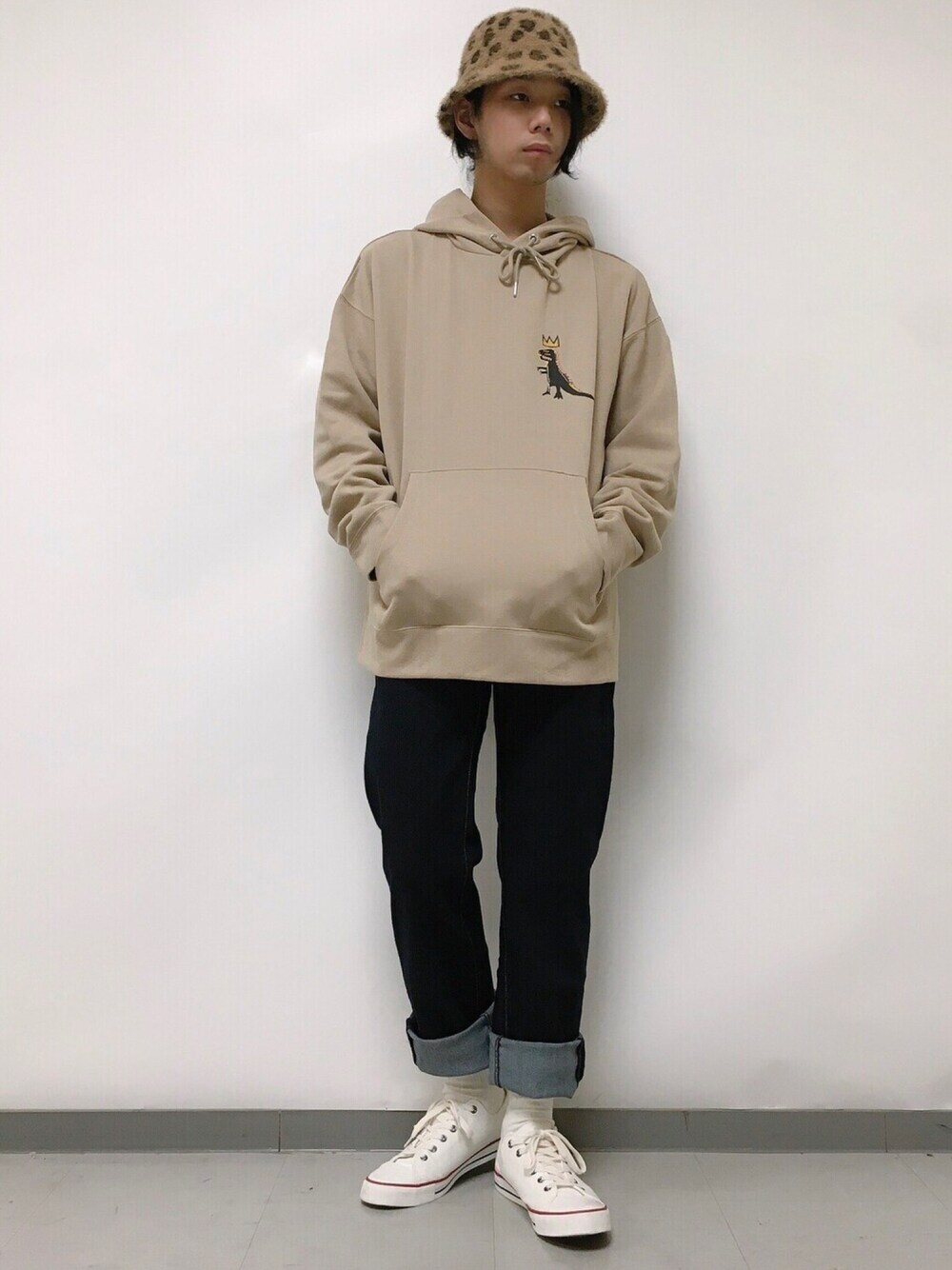 「ラフ、デニム、パーカー、ゆるコーデ、オーバーサイズ、シンプル、カジュアル、秋のコーデ、ビッグシルエット、ベージュ」｜「Levi'sのMADE IN THE USA 505(TM) レギュラーフィット ブルー INDIGO RINSE（デニムパンツ、ブルー系）」を使った、いくしまらいき🐻さん（メンズ・173cm）の秋コーディネートの1枚目の写真