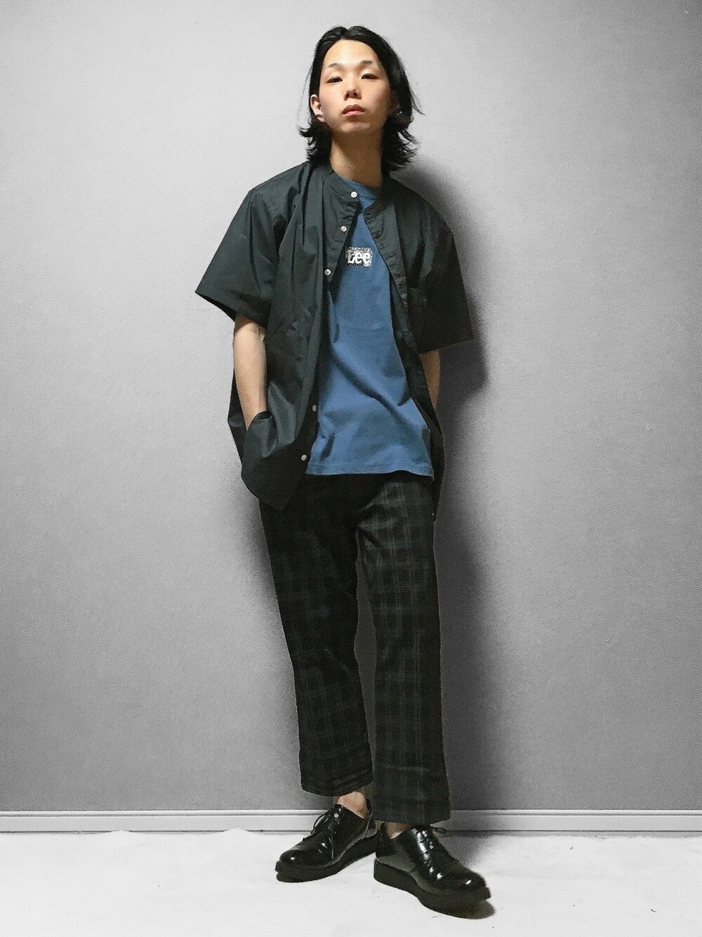 「COOLなこのコが仲間入り、LEE、ロゴT、プリントT、セットアップ、チェックパンツ、リネン、半袖シャツ、大人カジュアル、ライキノフク」｜「Right-onのベルト付きチノクロップドパンツ （その他パンツ、グレー系）」を使った、いくしまらいき🐻さん（メンズ・173cm）の夏コーディネートの1枚目の写真