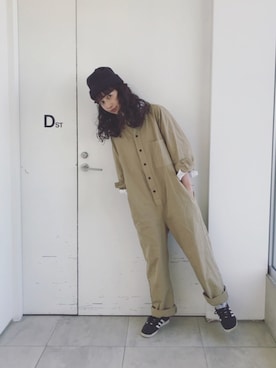 「アイテム（つなぎ/オールインワン、ベージュ系）」を使った、Kazumiさん（レディース・165cm）の春コーディネート