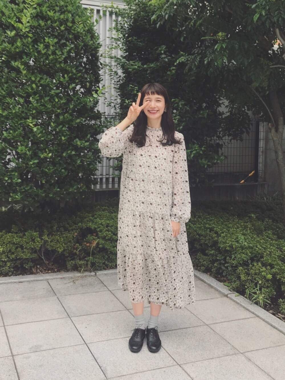 「ラブアンドピース2018、秋服準備はじめました、大人カジュアル、カジュアルコーデ、秋、今日のコーデ、シンプルコーデ、大人コーデ、花柄、大人ガーリー」｜「haco!の＜高橋愛さんコラボ＞ラブ＆ピースプロジェクト　花柄フリルネックマキシワンピース（ワンピース、ホワイト系）」を使った、Kazumiさん（レディース・165cm）の秋コーディネートの1枚目の写真