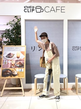 「UNIVERSAL OVERALL（ユニバーサルオーバーオール）のアイテム（サロペット/オーバーオール）」を使った、Kazumiさん（レディース・165cm）の秋コーディネート