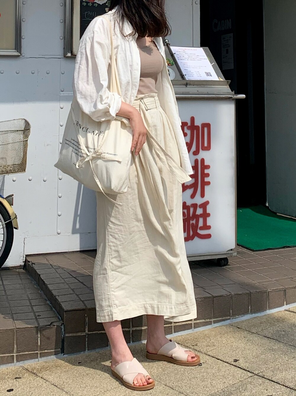 「シンプルコーデ、ワントーンコーデ、ベージュ、ベージュコーデ、カジュアルコーデ、シンプル、プチプラコーデ、淡色コーデ、ユニクロ」｜「UNIQLOのアイテム（スカート、ホワイト系）」を使った、renaさん（レディース・167cm）の夏コーディネートの1枚目の写真