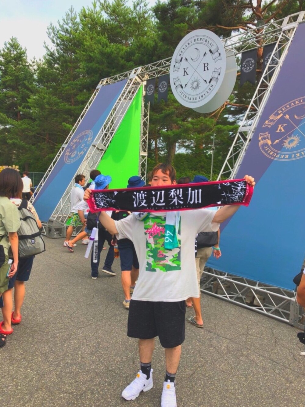 「streetstyle、夏コーデ、stussy、H&M、vetements、vetements reebok、reebok、おしゃれさんと繋がりたい、欅坂46」｜「STUSSYのアイテム（Tシャツ/カットソー、ホワイト系）」を使った、虎の子🐯さん（メンズ・170cm）の夏コーディネートの1枚目の写真