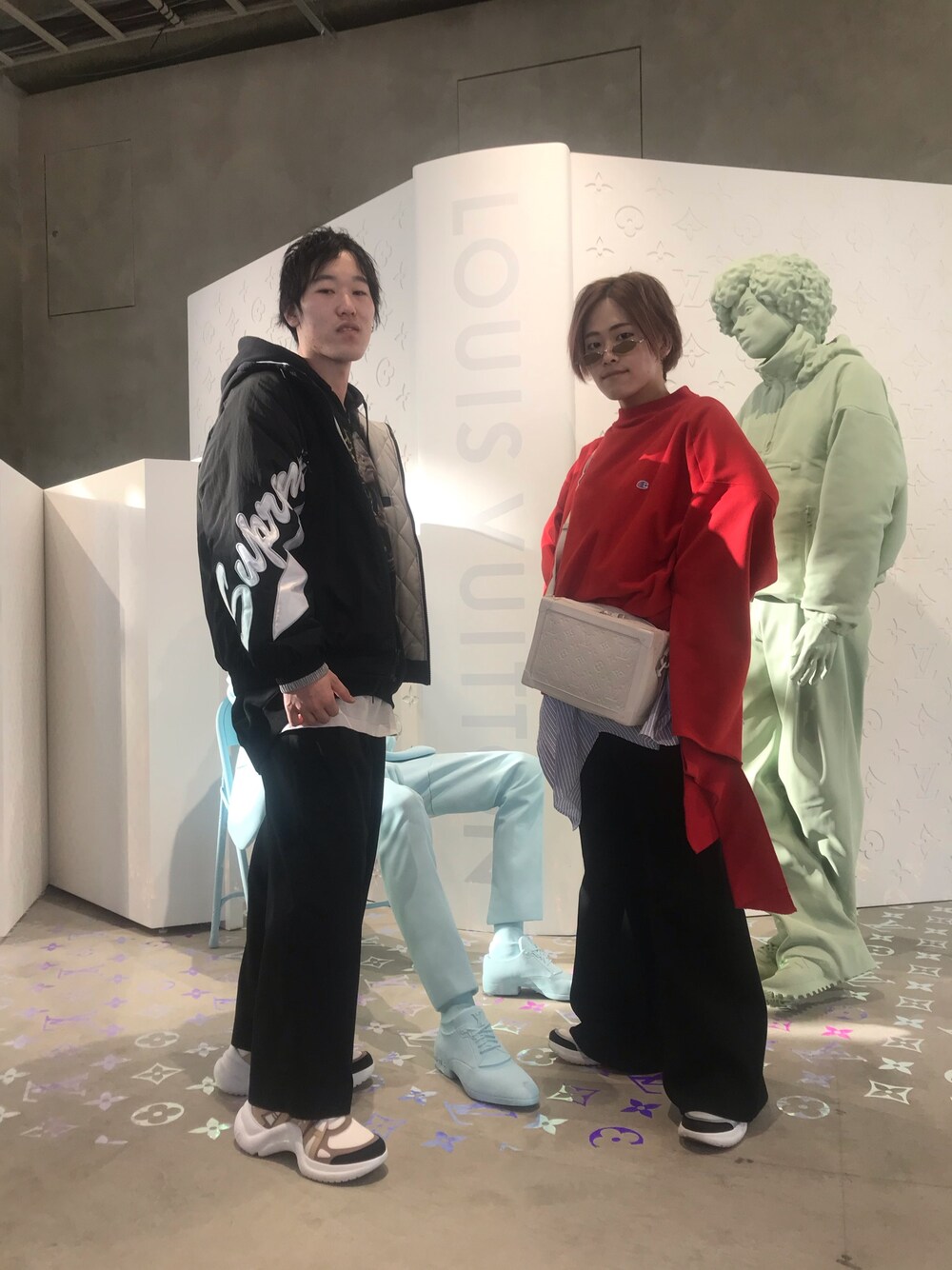 「お洒落さんとつながりたい、LouisVuitton、vetements、HARE、supreme、Champion、ootd、fashion、fashion blogger」｜「LOUIS VUITTONのアイテム（スニーカー、ホワイト系）」を使った、虎の子🐯さん（メンズ・170cm）の冬コーディネートの1枚目の写真