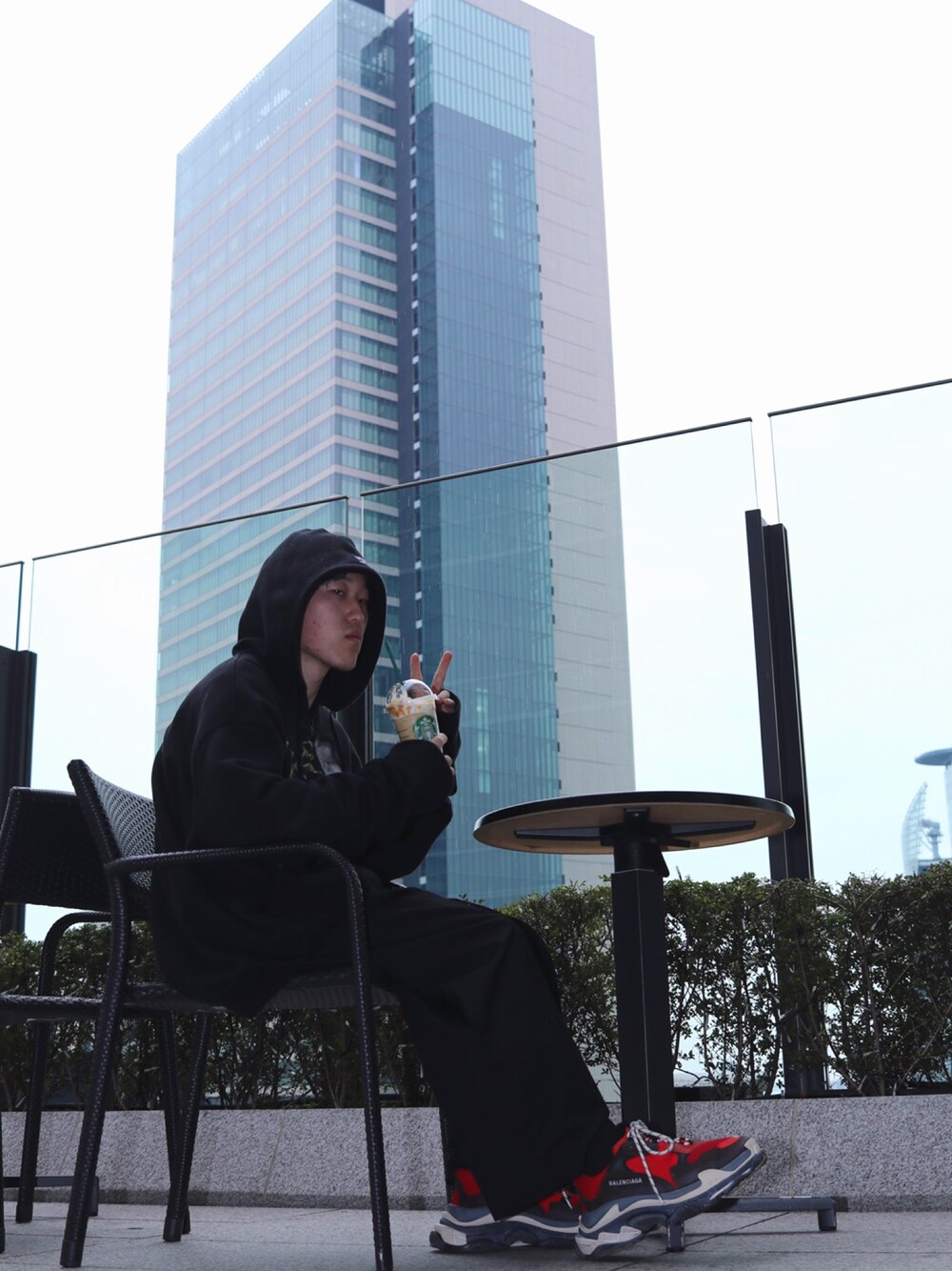 「BALENCIAGA、balenciaga triple s、vetements、HARE、STARBUCKS、ootd、outfit、outfitoftheday、オーバーサイズ、ストリート」｜「BALENCIAGAのアイテム（スニーカー、レッド系）」を使った、虎の子🐯さん（メンズ・170cm）の冬コーディネートの1枚目の写真