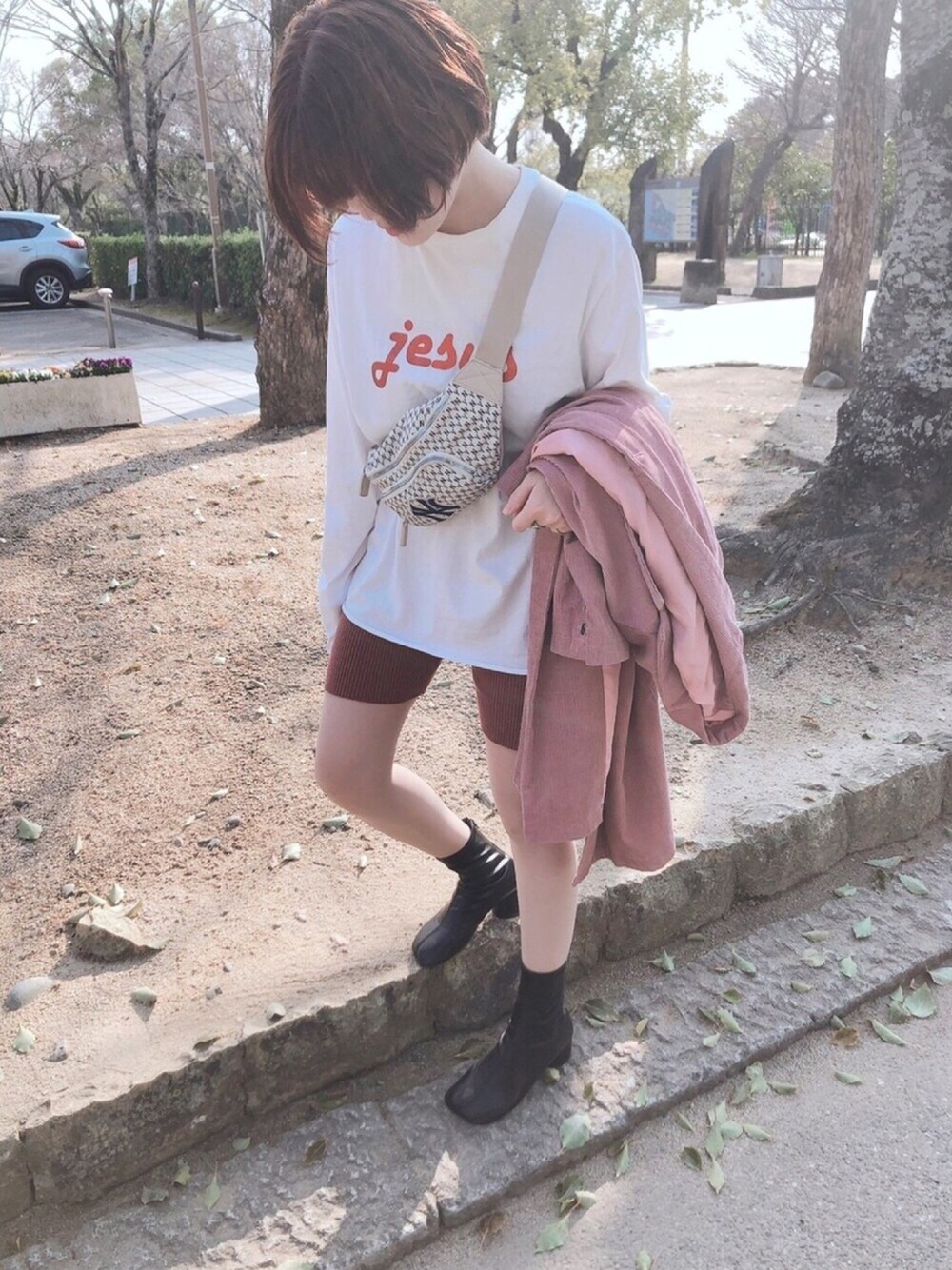 ホワイト系のTシャツ/カットソー、ピンク系のジャケット/アウター、ベージュ系のボディバッグ/ウエストポーチを着用したレディースの春コーディネートの1枚目の写真