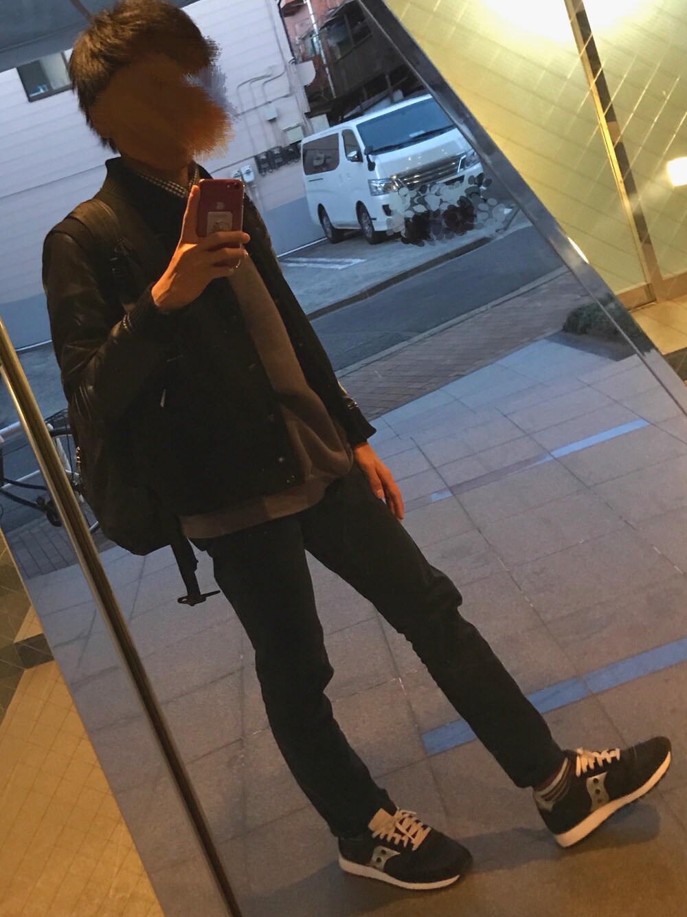 「冬、スウェット、HARE、オーバーサイズ、パープル、スニーカー、saucony、ギンガムチェックシャツ、H&M、靴下チラ見せ」｜「THE NORTH FACEのザ・ノース・フェイス デイパック（リュックサック） / ホットショットクラシック（バックパック/リュック、ブラック系）」を使った、べぇさん（メンズ・179cm）の冬コーディネートの1枚目の写真
