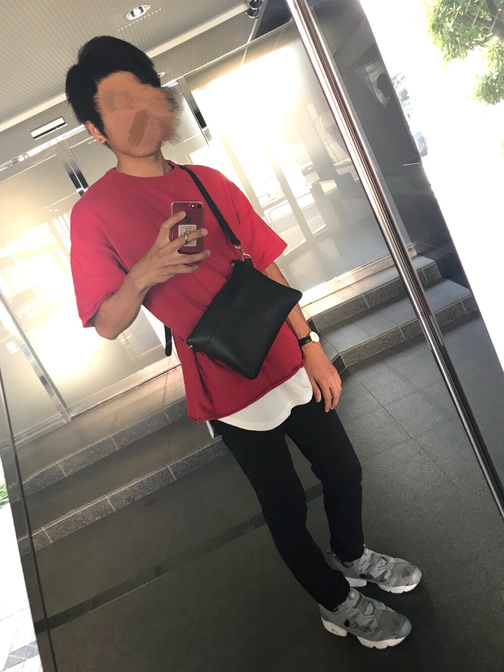 「夏、シンプルコーデ、プチプラ、半袖シャツ、赤、黒スキニー、ポンプフューリー、UNIQLO、WEGO、reebok」｜「Vivienne WestwoodのNANO SOLITAIRE EARRINGS（ピアス（両耳用）、ブラック系）」を使った、べぇさん（メンズ・179cm）の夏コーディネートの1枚目の写真