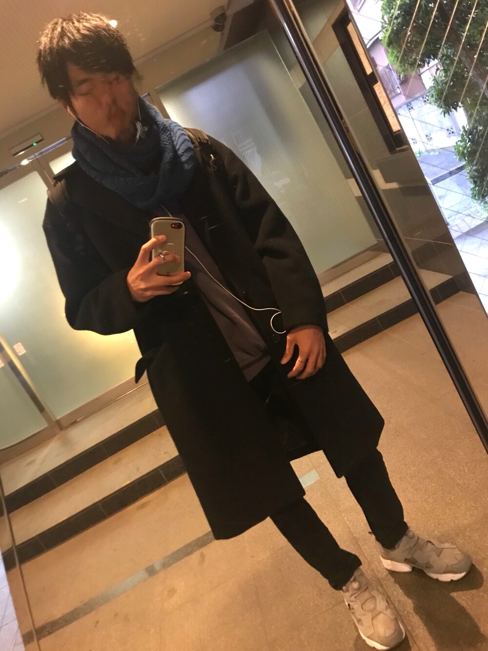 「冬コーデ、キレイめ、コート、スウェット、ポンプフューリー、スヌード、HARE、reebok、Paul Smith、お洒落さんとつながりたい」｜「GLOBAL WORKのメリノウールビッグコート/752429（チェスターコート、ブルー系）」を使った、べぇさん（メンズ・179cm）の冬コーディネートの1枚目の写真