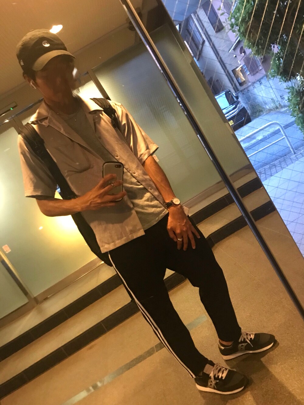 「夏、モノトーン、モノトーンコーデ、ストリートMIX、オープンカラーシャツ、トラックパンツ、開襟シャツ、キャップ、STUDIOUS、converse」｜「BEAUTY&YOUTH UNITED ARROWSのアイテム（キャップ、ブラック系）」を使った、べぇさん（メンズ・179cm）の夏コーディネートの1枚目の写真