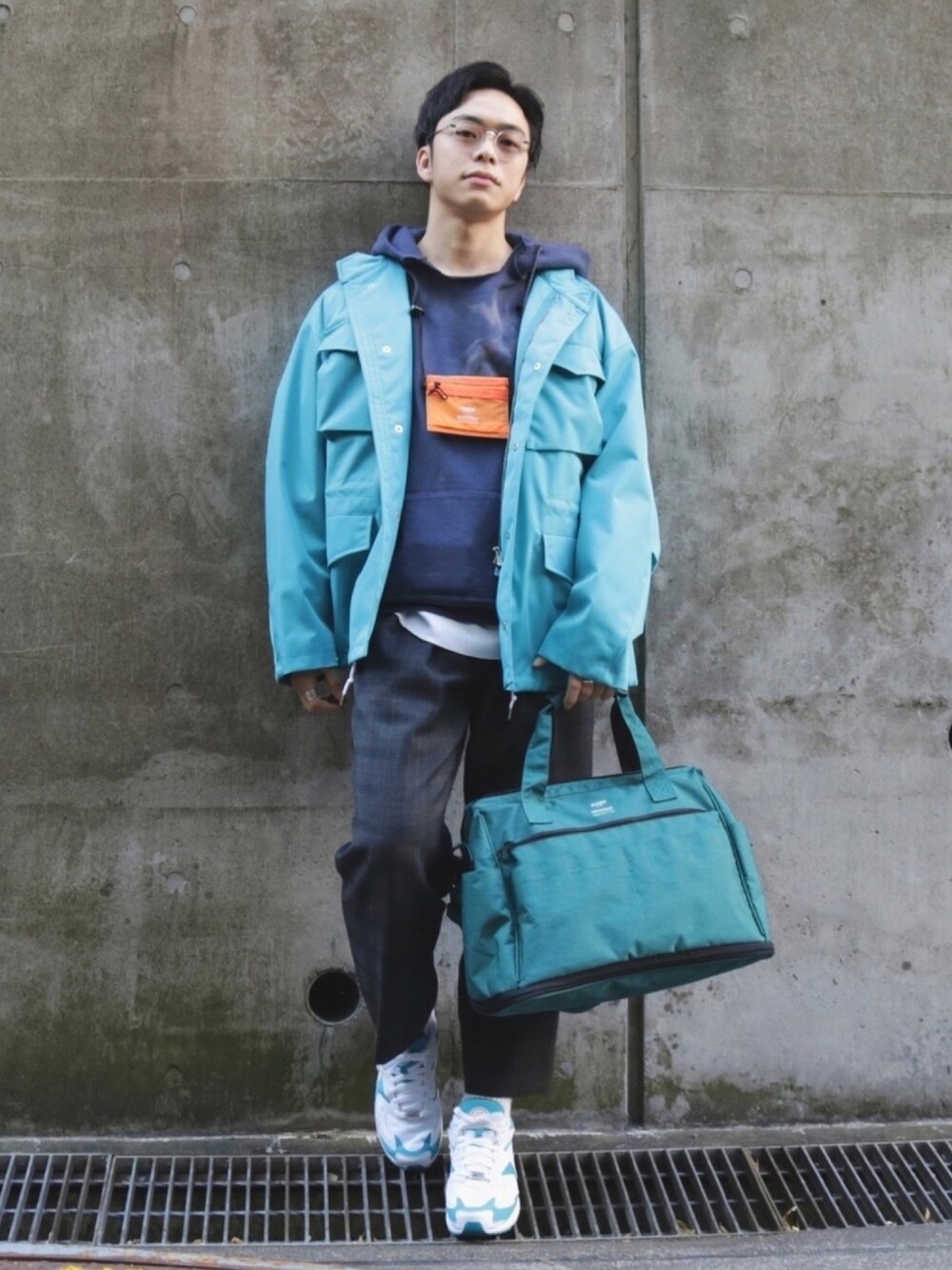 「Anello、カラフル、ターコイズブルー、オレンジ、グリーン、パーカー、H BEAUTY&YOUTH、スニーカー、NIKE、めがね」｜「anelloの【anello】リップストップ　ミニウォレットショルダー（ショルダーバッグ、グリーン系）」を使った、yamadaさん（メンズ・170cm）の冬コーディネートの1枚目の写真