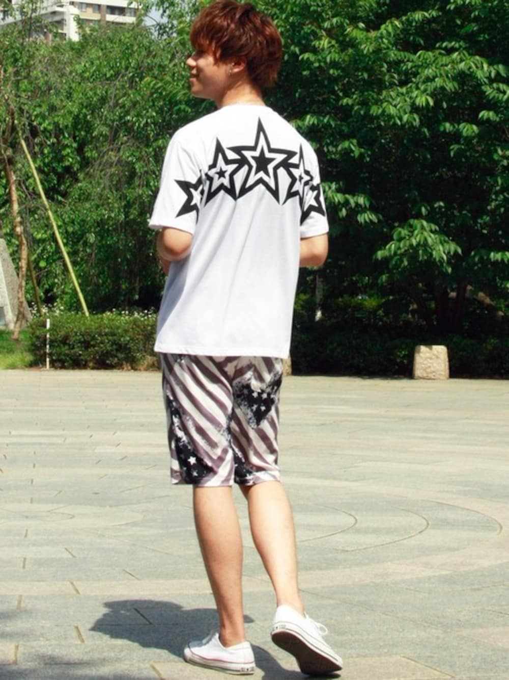 グレー系のパーカー、ホワイト系のTシャツ/カットソーを着用したメンズの春コーディネートの1枚目の写真