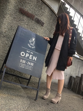「カフェ」｜「アイテム（ブルゾン）」を使った、イクミさん（レディース・154cm）の春コーディネート