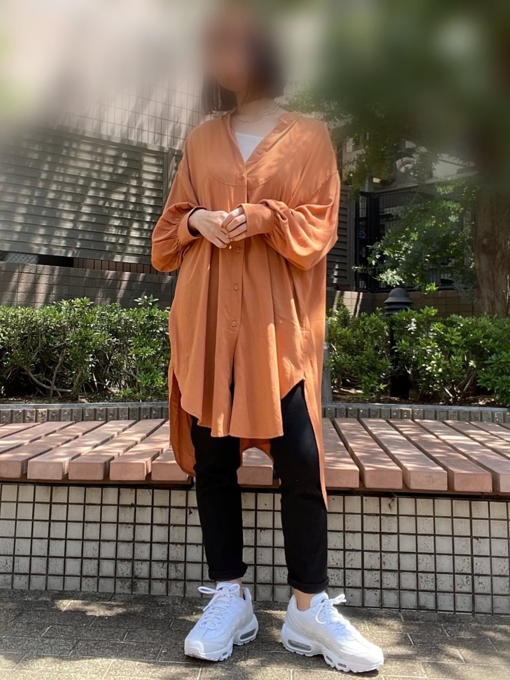 オレンジ系のシャツ/ブラウス、ブラック系のデニムパンツ、ホワイト系のタンクトップを着用したレディースの春コーディネートの1枚目の写真