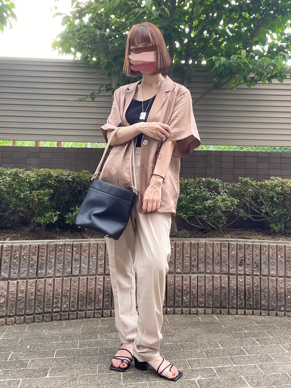 ブラック系のトートバッグ、ベージュ系のその他パンツ、ブラック系のサンダルを着用したレディースの夏コーディネートの1枚目の写真