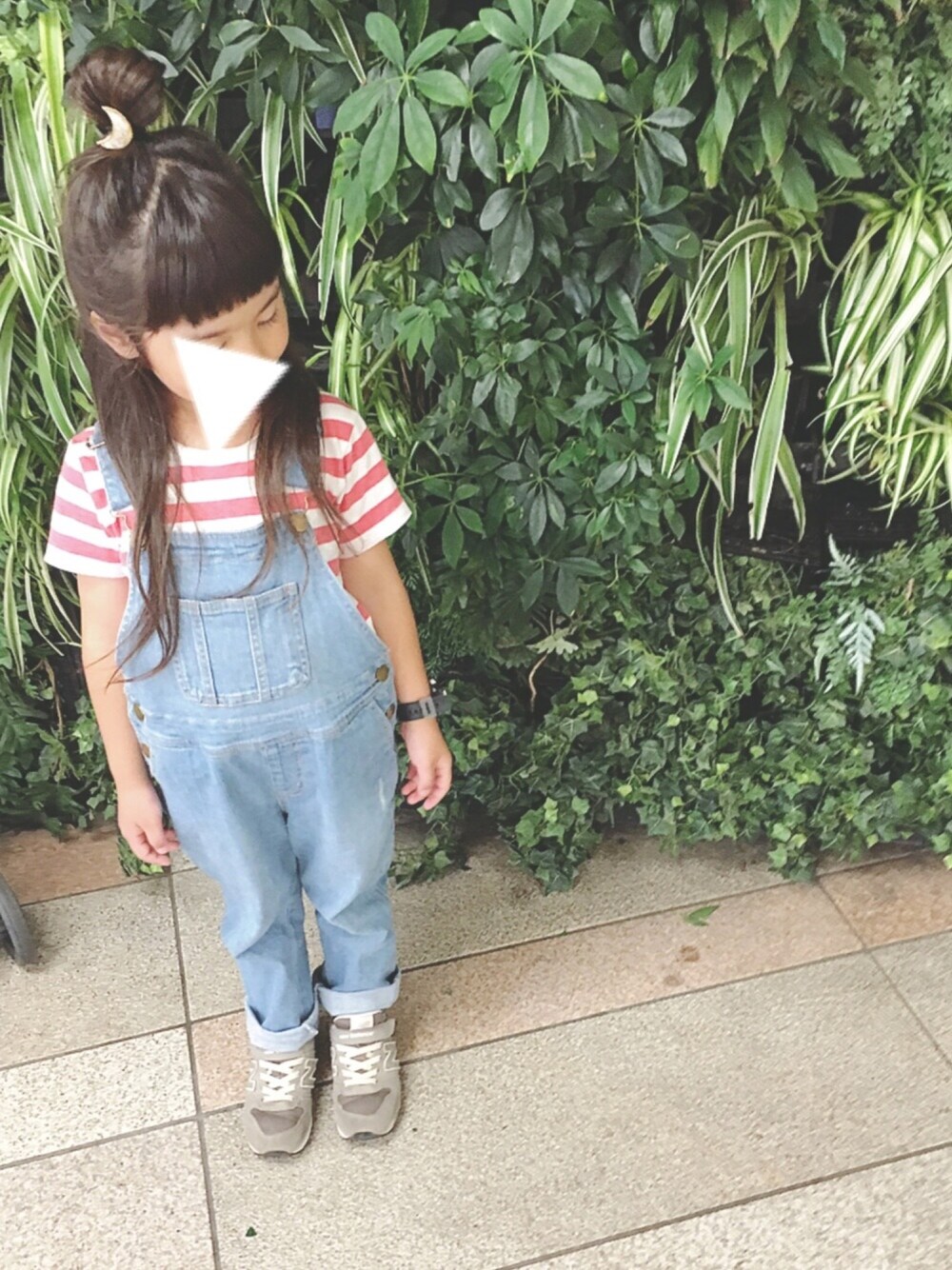 「kids、シンプルコーデ、キッズ、デニム、サロペット、ボーダー、ハーフアップ、パッツン前髪、オーバーオール、着回しコーデ」｜「petit mainのベーシックデニムサロペット（つなぎ/オールインワン、ブルー系）」を使った、keee◡̈♥︎さん（キッズ・110cm）の夏コーディネートの1枚目の写真
