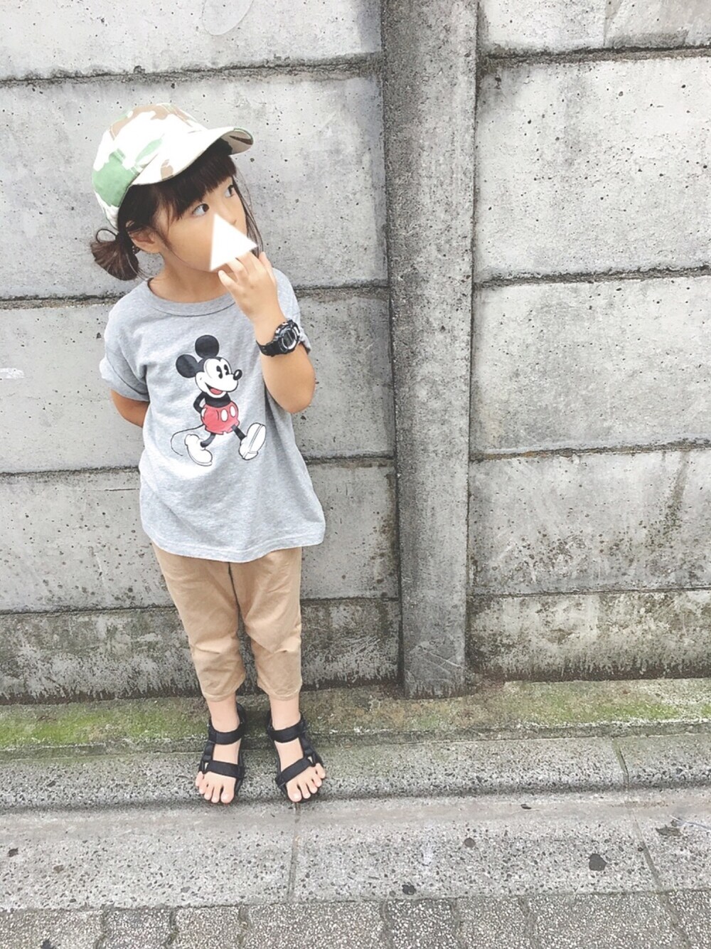 グレー系のTシャツ/カットソー、ベージュ系のその他パンツ、ブラック系のサンダルを着用したキッズの夏コーディネートの1枚目の写真