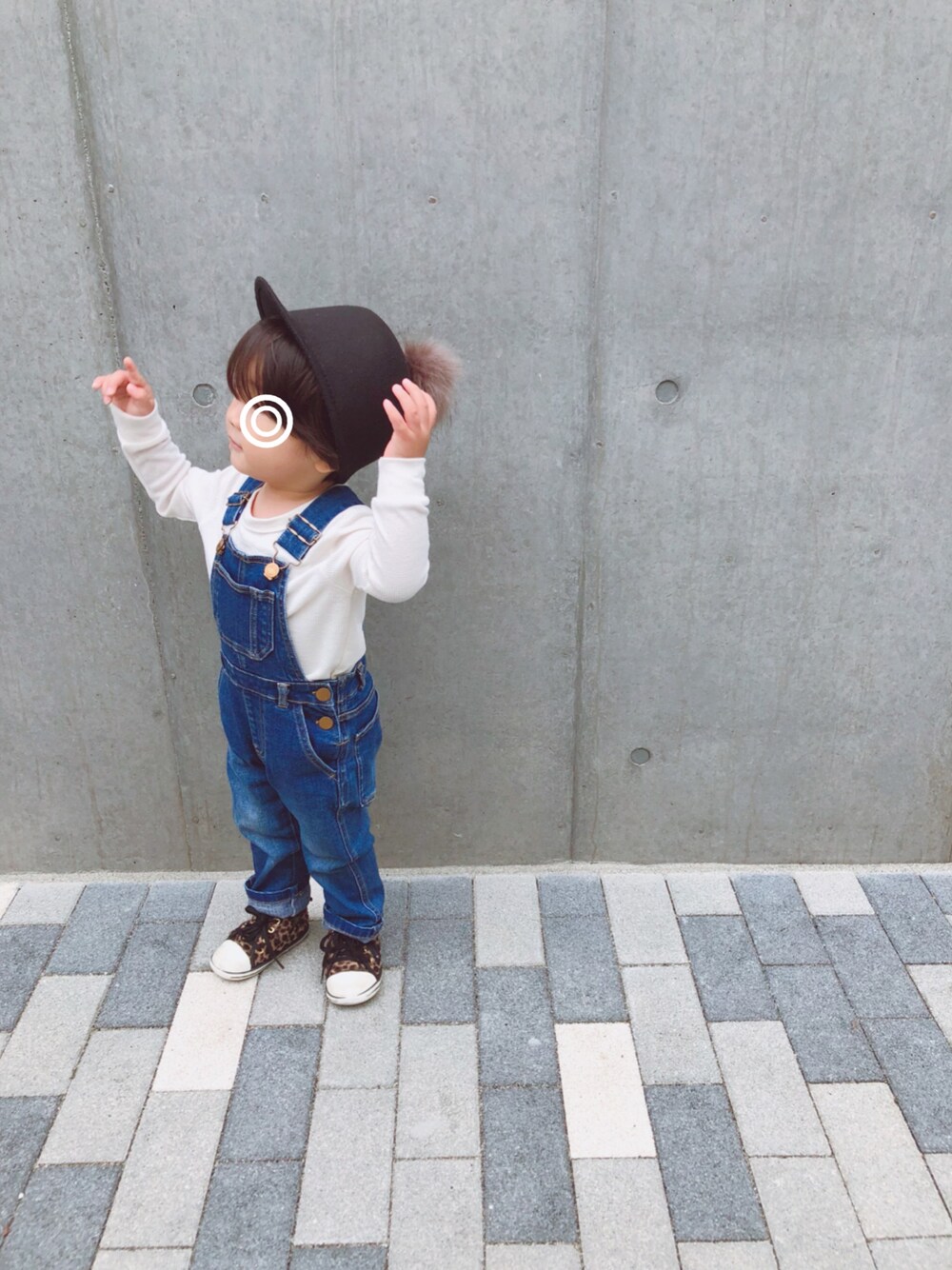 ブルー系のサロペット/オーバーオール、ブラウン系のスニーカーを着用したキッズの秋コーディネートの1枚目の写真