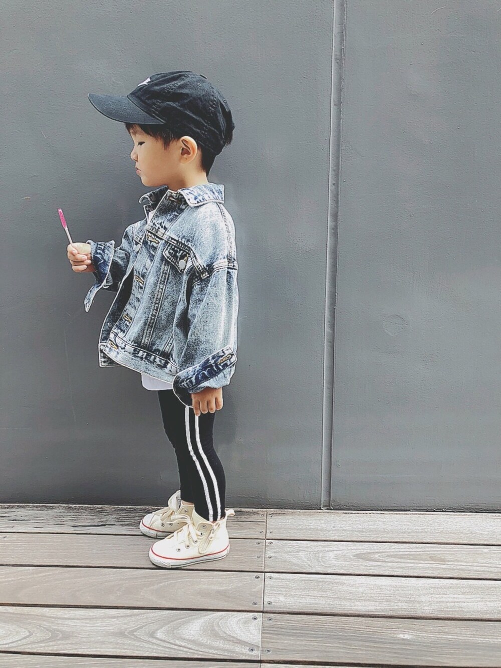 「秋コーデ、ゆるコーデ、男の子、デニムジャケット、ラインパンツ、ハイカットスニーカー、シンプル、ケミカルウォッシュ、kids、キッズコーデ」｜「RADCHAPのデニムジャケット（デニムジャケット、ブルー系）」を使った、keee◡̈♥︎さん（キッズ・90cm）の秋コーディネートの1枚目の写真