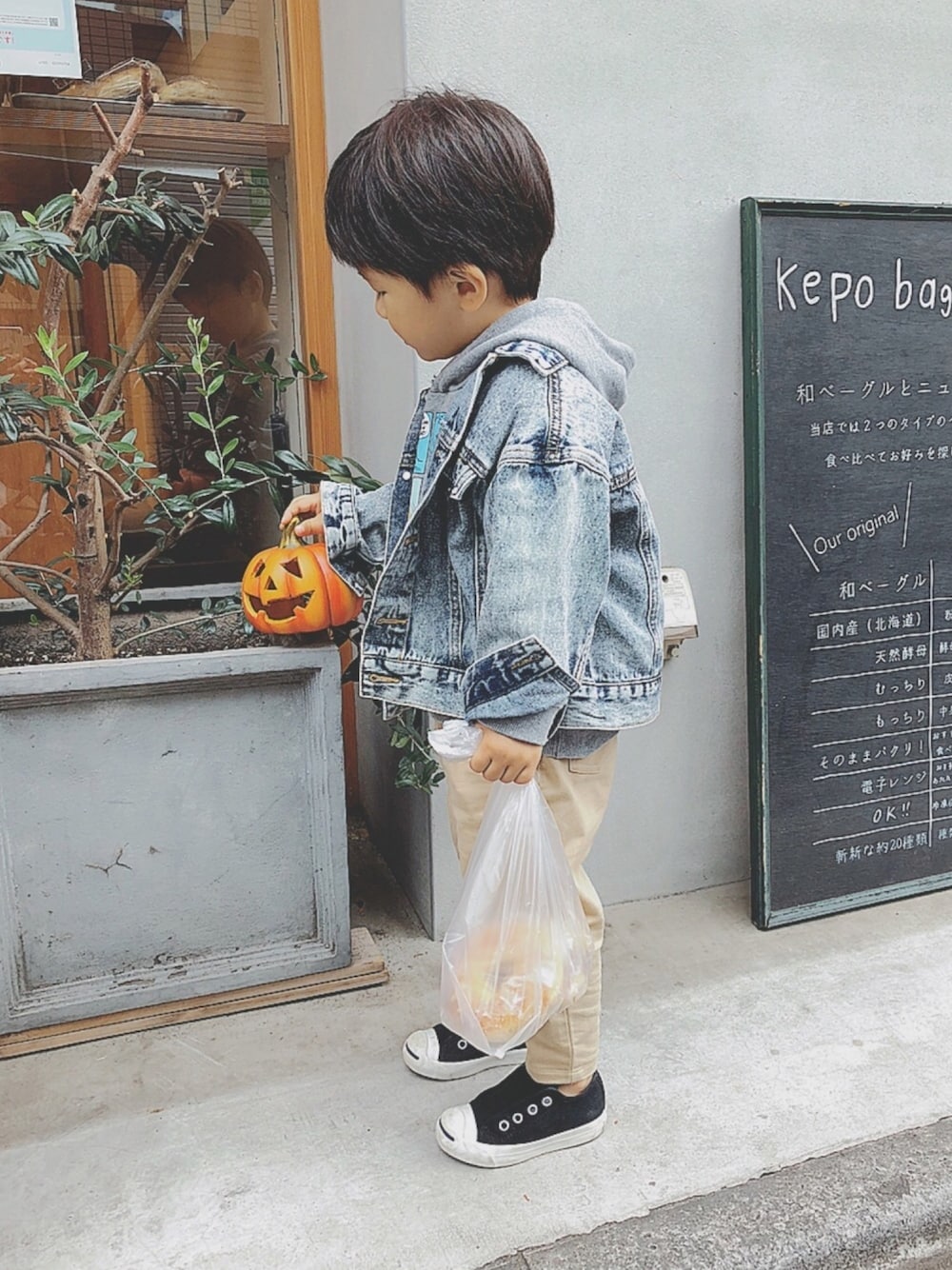 「秋コーデ、halloween、シンプル、カジュアル、デニムジャケット、パーカー、ケミカルウォッシュ、チノパン、スニーカー、kids」｜「RADCHAPのデニムジャケット（デニムジャケット、ブルー系）」を使った、keee◡̈♥︎さん（キッズ・90cm）の秋コーディネートの1枚目の写真