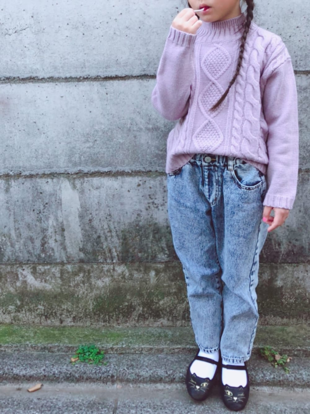「キッズファッション、シンプルコーデ、セーター、ニット、ラベンダー、GU、おしゃれさんと繋がりたい、女の子、kids、キッズコーデ」｜「RADCHAPのデニムアンクルパンツ 90cm-140cm（デニムパンツ、ブルー系）」を使った、keee◡̈♥︎さん（キッズ・123cm）の秋コーディネートの1枚目の写真