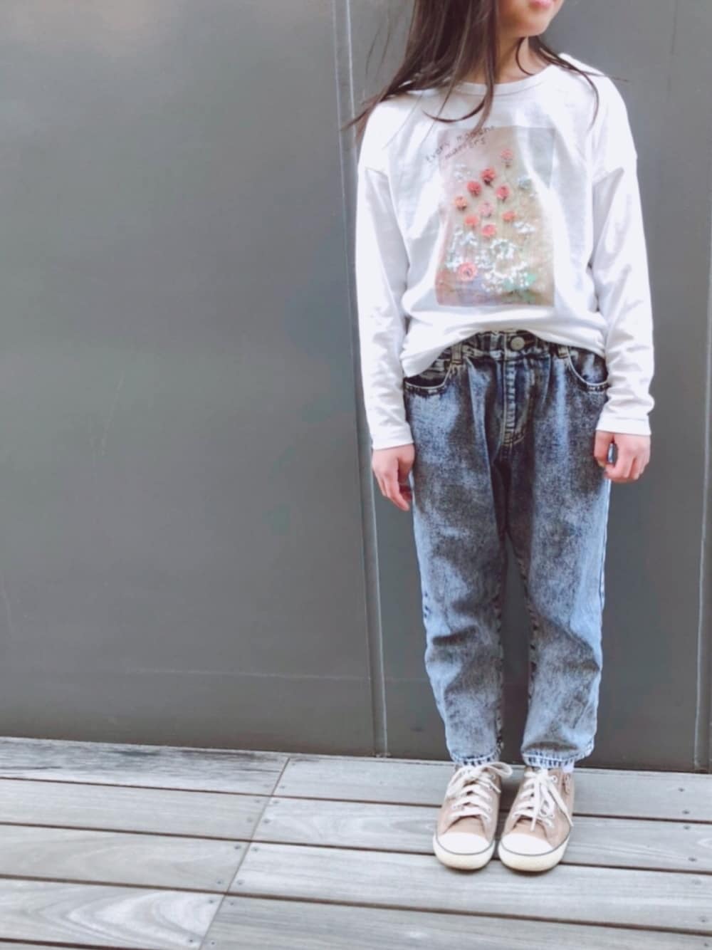 「シンプルコーデ、春、ケミカルウォッシュ、GU、フォトT、デニム、キッズコーデ、kids、プチプラ、ロンT」｜「RADCHAPのデニムアンクルパンツ 90cm-140cm（デニムパンツ、ブルー系）」を使った、keee◡̈♥︎さん（キッズ・125cm）の春コーディネートの1枚目の写真