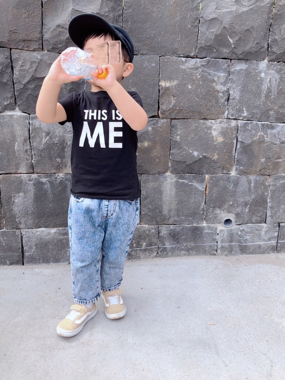 「ロゴT、おしゃれさんと繋がりたい、むすこーで、Tシャツ、kids、キッズコーデ、H&M、プチプラ、シンプル、キッズファッション」｜「NIKEのNIKE（ナイキ） YTH H86 ﾌｭｰﾁｭﾗ CAP（キャップ、ブラック系）」を使った、keee◡̈♥︎さん（キッズ・100cm）の夏コーディネートの1枚目の写真