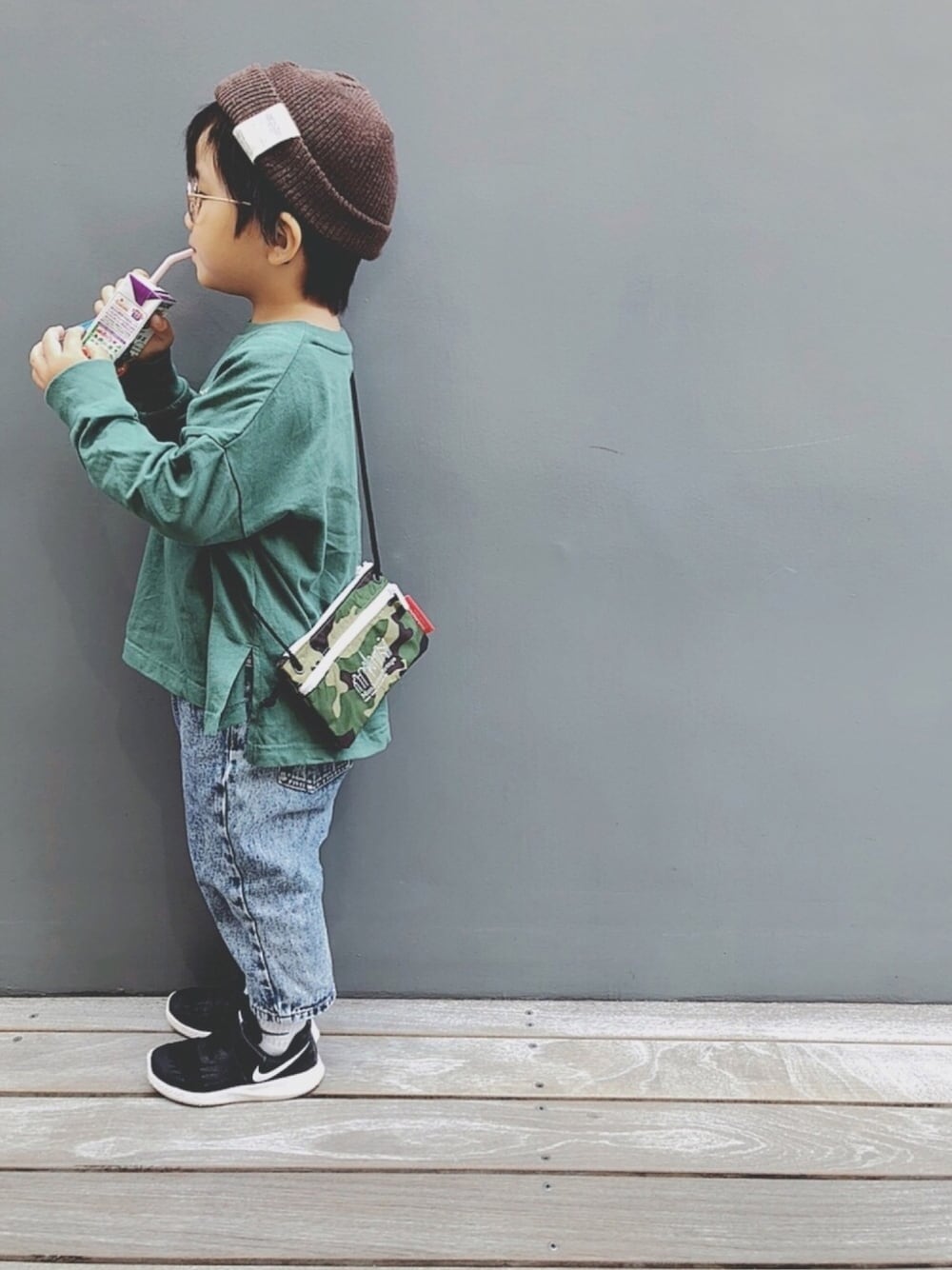 「秋のマイ旬スタイル、シンプル、プチプラ、kids、kidsfashion、キッズコーデ、グリーン、ナイキ、めがね、ロンT」｜「CIAOPANIC TYPYのカラーニットワッチ（ニットキャップ/ビーニー、ブラウン系）」を使った、keee◡̈♥︎さん（キッズ・100cm）の秋コーディネートの1枚目の写真