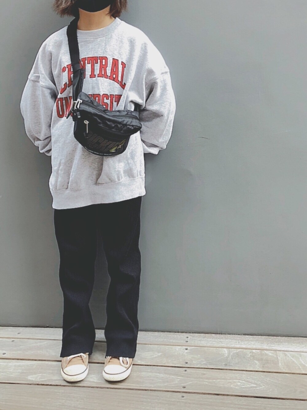 「ポシェット、スウェット、ビックシルエット、リブパンツ、シンプル、おしゃれさんと繋がりたい、プチプラ、シンプルコーデ、kids、kidsfashion」｜「Ocean&Groundのカレッジロゴジャンボスウェット（80～140cm）（スウェット、グレー系）」を使った、keee◡̈♥︎さん（キッズ・126cm）の秋コーディネートの1枚目の写真