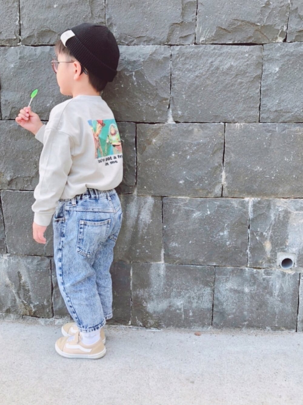 「kidsfashion、キッズコーデ、バックプリント、ロンT、ケミカルウォッシュ、デニム、kids、シンプル、プチプラ、淡色コーデ」｜「GLOBAL WORKの【キッズ】DisneyプリントT長袖/890532（Tシャツ/カットソー、グレー系）」を使った、keee◡̈♥︎さん（キッズ・100cm）の秋コーディネートの1枚目の写真