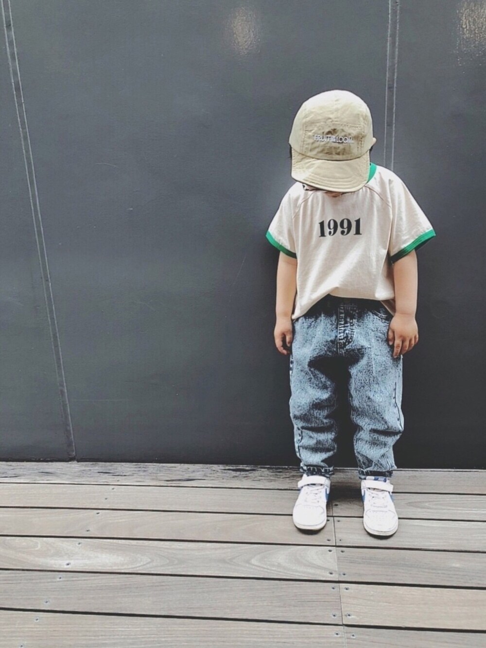 「kids、kidsfashion、KIDSｺｰﾃﾞ、シンプル、ラグランTシャツ、ケミカルウォッシュ、プチプラ、おしゃれさんと繋がりたい、キッズコーデ、淡色コーデ」｜「LOWRYS FARMのリンガーＴＥＥＳＳ　938944（Tシャツ/カットソー、ベージュ系）」を使った、keee◡̈♥︎さん（キッズ・100cm）の春コーディネートの1枚目の写真