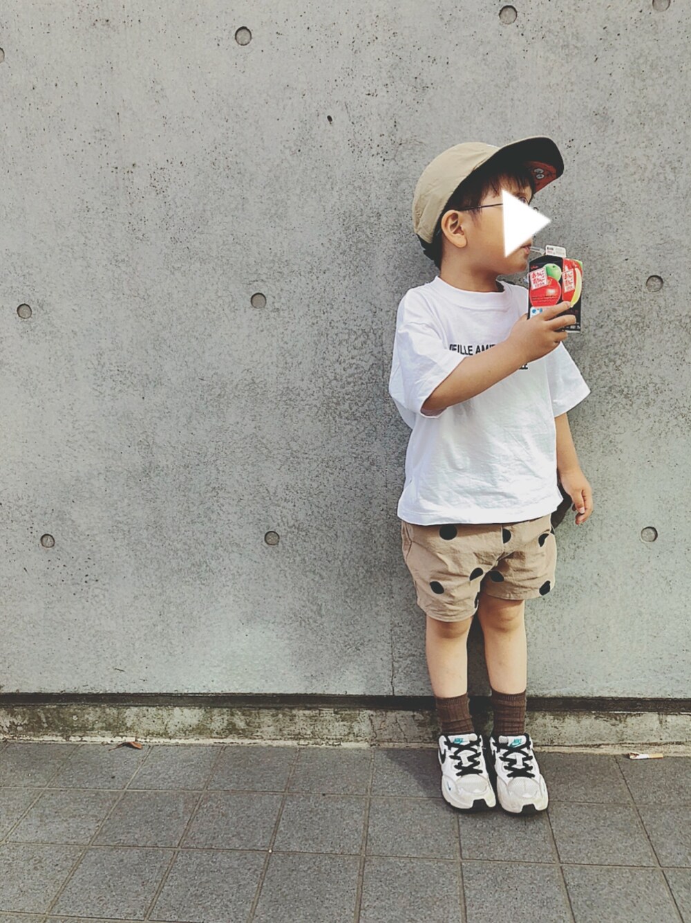「kids、kidsfashion、キッズコーデ、シンプル、プチプラ、男の子、おしゃれさんと繋がりたい、ドット、ショートパンツ、ロゴT」｜「FRUIT OF THE LOOMの【Fruit of the Loom/フルーツオブザルーム】FRUIT MAN JET CAP（キャップ、ベージュ系）」を使った、keee◡̈♥︎さん（キッズ・100cm）の春コーディネートの1枚目の写真