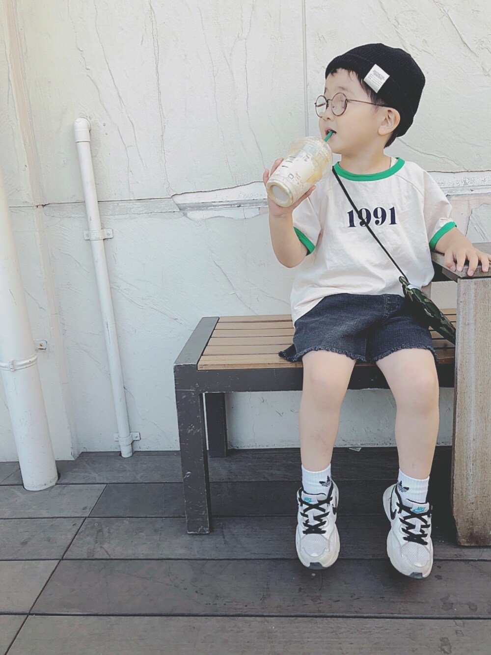 「めがね、kids、kidsfashion、KIDSｺｰﾃﾞ、プチプラ、サコッシュ、リンガーTシャツ、ショートパンツ、エアマックス、おしゃれさんと繋がりたい」｜「LOWRYS FARMのリンガーＴＥＥＳＳ　938944（Tシャツ/カットソー、ベージュ系）」を使った、keee◡̈♥︎さん（キッズ・100cm）の春コーディネートの1枚目の写真