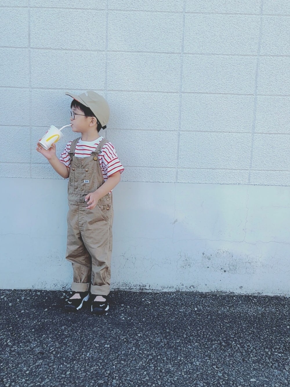 「これが私をアゲる服、キッズファッション、シンプルコーデ、むすこーで、サロペット、ボーダー、エアリフト、kids、おしゃれさんと繋がりたい、めがね」｜「FRUIT OF THE LOOMの【Fruit of the Loom/フルーツオブザルーム】FRUIT MAN JET CAP（キャップ、ベージュ系）」を使った、keee◡̈♥︎さん（キッズ・100cm）の春コーディネートの1枚目の写真