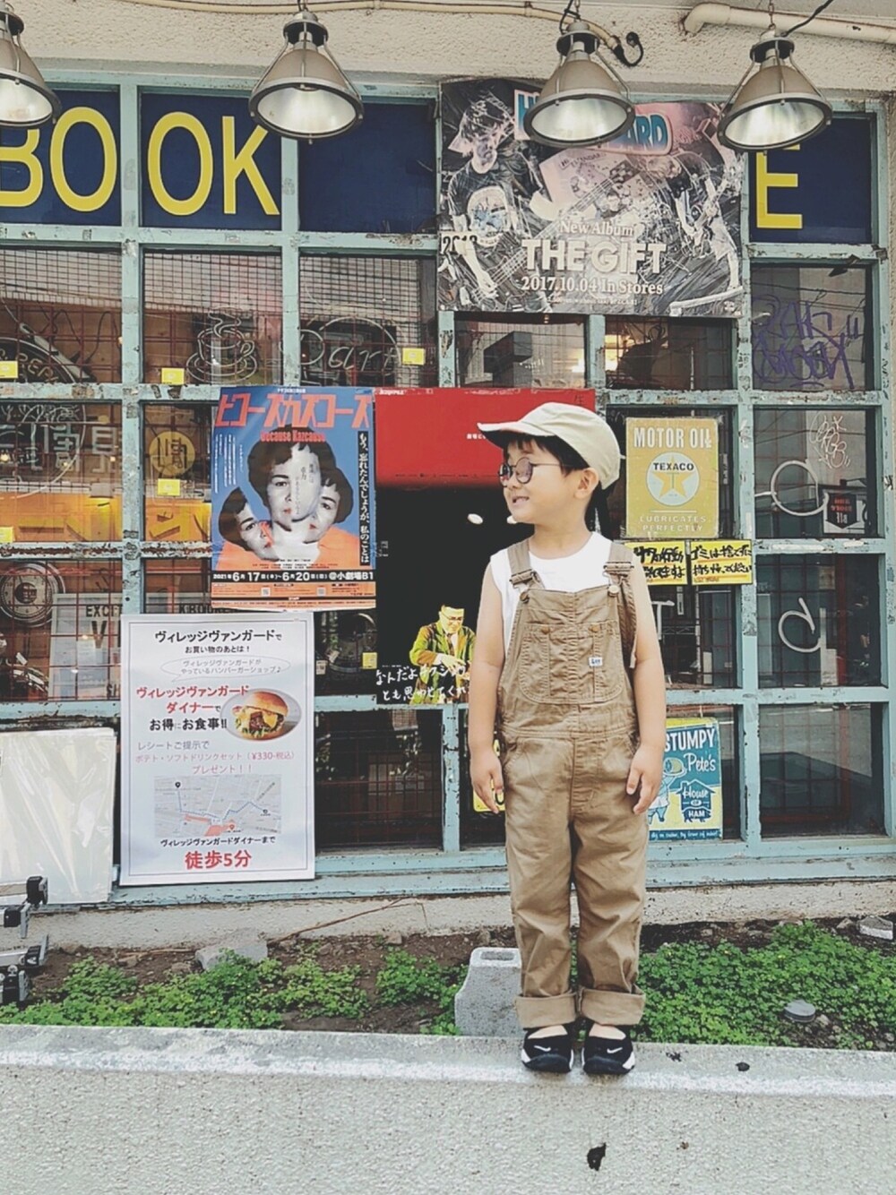 「オーバーオール、サロペット、タンクトップ、kids、kidsfashion、シンプル、ベージュ、男の子、おしゃれさんと繋がりたい、エアリフト」｜「FRUIT OF THE LOOMの【Fruit of the Loom/フルーツオブザルーム】FRUIT MAN JET CAP（キャップ、ベージュ系）」を使った、keee◡̈♥︎さん（キッズ・100cm）の夏コーディネートの1枚目の写真
