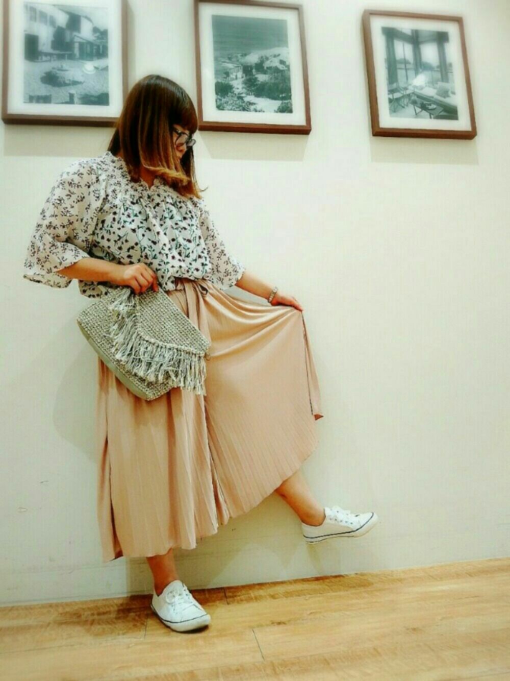 「小花柄ブラウス、花柄ブラウス、プリーツスカンツ、白スニーカー、ガーリー、カジュアル、ピンクスカンツ、フレア袖」｜「Cutie Blondeの小花柄ミックスブラウス（シャツ/ブラウス、ホワイト系）」を使った、のりぴーさん（レディース・160cm）の春コーディネートの1枚目の写真
