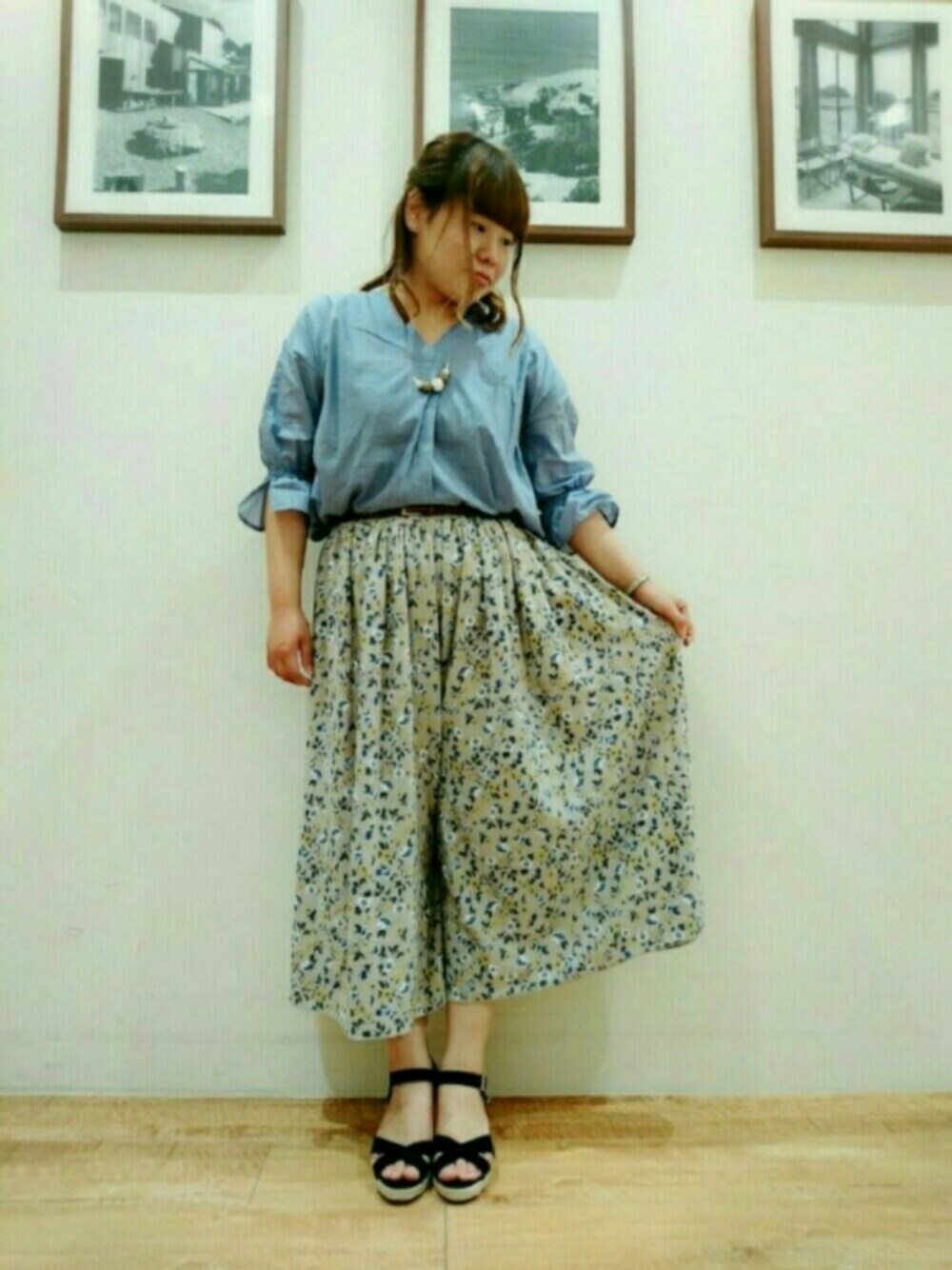 「休日スタイル、カジュアルコーデ、大人ガーリー、ブラウス×パンツ、花柄パンツ、オトナ女子、キャンディスリーブ、ボリューム袖」｜「DRESKIPのクロスストラップサンダル（サンダル、ブラック系）」を使った、のりぴーさん（レディース・160cm）の春コーディネートの1枚目の写真
